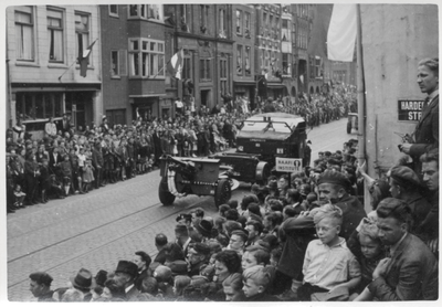 97689 Afbeelding van de geallieerde militairen van de 3rd Canadian Infantry Division tijdens de Memorial D-Day Parade ...